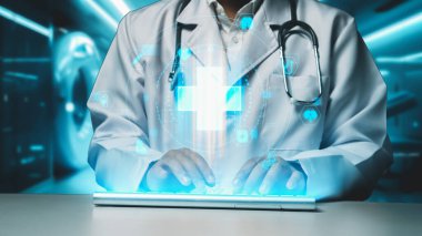 Laboratuvarda yüzen beyin anatomisi hologramıyla klavyede yazan zeki doktorlara yaklaş. Tıp çalışanı teşhisi ve teknoloji kullanarak beyin hastalıklarını kontrol ediyor. İyileştirici.