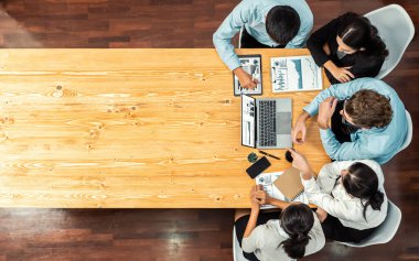 Panorama üst düzey iş analist grubu toplantı masasındaki finansal veri raporunu analiz ediyor. İş zekası analizine göre çizelge ve grafik paneli. Çok titiz.