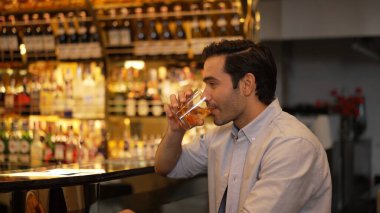 Güler yüzlü akıllı adam eski usul kokteyl içerken arkadaşlarıyla ya da tanımadığı bir yabancıyla keyifle eğleniyor. Cuma günü lüks bir barda, gece kulübünde, canlı bir içeceğin karşısında oturuyor. Vinosity.