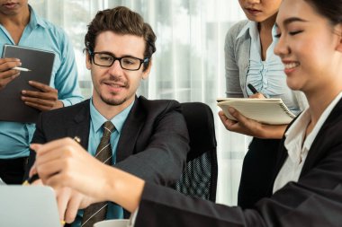 Modern ofis ortamında çalışan çeşitli etnik gruplardan çeşitli iş adamları. Üretken ve çok ırklı ofis çalışanları stratejik ticari pazarlama konusunda tartışmaya giriştiler. Habiliment