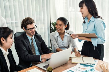 Modern ofis ortamında çalışan çeşitli etnik gruplardan çeşitli iş adamları. Üretken ve çok ırklı ofis çalışanları stratejik ticari pazarlama konusunda tartışmaya giriştiler. Çok titiz.