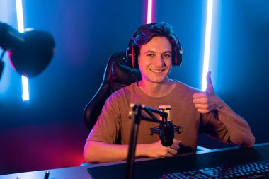 Oyun kanalı, kameraya bakan akıllı gülümseyen flamalar, sosyal medyada canlı yayında neon mavi ve pembe ışık odasında siber oyuncular beceri grubunda yer alıyor. Bireysel.