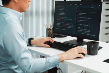 Çevrimiçi web sitesinin bilgisayar ekranında kodlama programı uygulamasına bakan akıllı bilişim geliştiricisi, modern ofisteki iş dünyası pazarında akıllı veritabanı geliştirme sistemini analiz ediyor. İnfobahn.