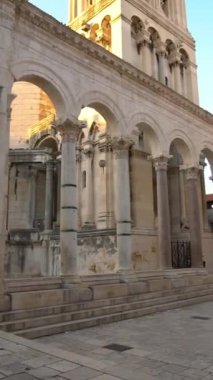 Diocletians Sarayı, Split, Hırvatistan - Diocletian Sarayı Hırvatistan 'ın tarihi merkezinde İmparator Diocletian için inşa edilmiş antik bir saray. Bu, Hırvatistan 'ı ziyaret eden insanların ilgi odağı oldu..