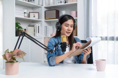 Kot pantolon giyen, yaratıcı yayın yapan genç Asyalı sunucu stüdyo dinleyicisiyle günlük hayatta pazarlamayı ya da danışmanı tanıtmayı online olarak anlatıyor. Taktik.