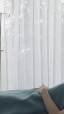 Hastanenin koğuşunda mutlu bir hasta dinleniyor. Sağlık hizmetleri ve sağlık hizmetleri kavramı.