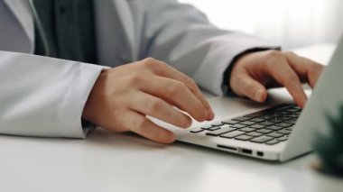 Hastane masasında birlikte çalışan ve tıbbi tedavi planlayan çeşitli profesyonel sağlık görevlileri. Takım çalışması başarılı hastalıklara ve hastalıklara yol açar. Ağır çekim. Katı.