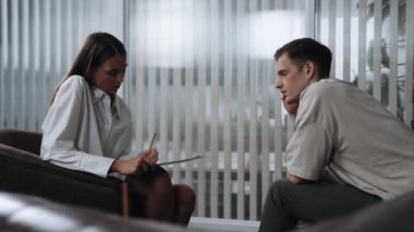 Psikolojik konsültasyon zihinsel problemde iyileşme kaydediyor, genç hasta terapi seansında, psikiyatrist de akıl hastalıkları konusunda tanı koyuyor. Zihinsel tedavi seansı. Düzenle