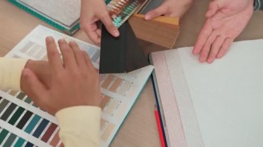 İç mekan tasarımı için tekstil malzemesi ve renk paletini sunan el yapımı mimar ve iç mimar müşteri denetimi ve denetimine dayalı iç mimar. Değiştirilmiş