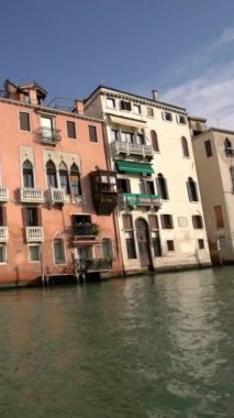 İtalya 'da turizm teknesinden Venedik Büyük Kanalı İstikrarlı Çekimi. - UNESCO 'nun dünya mirası olarak Venedik İtalya' nın güzel şehri ve aynı zamanda işlek limanı olan İtalya 'da önemli bir turizm beldesi..