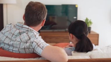 Büyükbaba ve torun birlikte TV 'de ilginç bir eğlence medyası izliyorlar. Eski üst düzey kullanım teknolojisi, genç nesil çapraz nesil ile iletişim kurarak aile bağlarını güçlendiriyor. Uyumsuzluk.