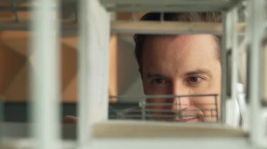 Kafkasyalı mimar mühendisinin yakın çekimi ev inşaatını denetlemek ve bina malzemelerini kontrol etmek. Proje yöneticisi modele dikkatlice bakarken kalemi işaret ediyor. Yönlendirici.