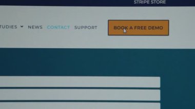 Tur web sitesinde otel veya uçak seferleri rezervasyonu için kullanıcı tıklama düğmesi internet ağı üzerinden hizmet sunar. Çevrimiçi teknoloji turizm konsepti rezervasyonu. Webography.