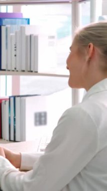 Şirket ofisindeki yönetici ve mülakatçıyla iş görüşmesinde iş arayan biri. Profesyonel kariyer fırsatı arayan genç mülakatçı. İnsan kaynakları ve adam toplama kavramı.