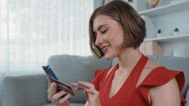 Kadın alışverişi ya da internet pazarında güzellik ürünleri için internet üzerinden ödeme yapmak modern yaşam tarzı olarak kozmetik ürünler ve cüzdan üzerinden çevrimiçi ödeme için prim siber güvenlik yazılımı