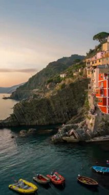 Riomaggiore İtalya 'nın Riomaggiore şehrinde günbatımında günbatımında kaybolan Riomaggiore, İtalya' nın Liguria şehrinde bulunan geleneksel bir balıkçı köyüdür. Riomaggiore Cinque Terre seyahat köylerinden biridir..
