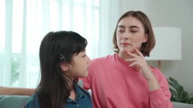 Beyaz tenli anne, peri kuyruğunu dinlerken tatlı kızına hikayesini anlatıyor. Mutlu bir anne, genç bir öğrenciye mutlu ve çekici bir çocuğu koltukta otururken anlatır ve değiş tokuş eder. Pedagoji.