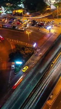 Metropolis şehir merkezinde gece vakti yoğun karayolu kavşağında zaman aşımı. Ulaştırma ve altyapı kavramı .