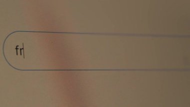 Paylaşılan dosyayı ücretsiz olarak özel depolama bilgisayarına indirmek ve internet üzerinden çevrimiçi veri almak için ücretsiz indirme hakkında kullanıcı araması. Uygun konsept için çevrimiçi teknoloji. Webography.