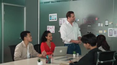 Bir grup profesyonel iş adamı Ux ve Ui tasarımı hakkında konuşuyor. İşbirlikçi çeşitli iş adamları pazarlama planı hakkında beyin fırtınası yapıyor. Birlikte çalışan iş adamları. Yönlendirici.
