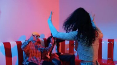 İspanyol dansçı çeşitli arkadaşlar birlikte dans ederken hareket eder. Mutlu profesyonel hipster el sıkışırken aynı zamanda çok kültürlü bir grubu destekliyor ve cesaretlendiriyor. Mutluluk.