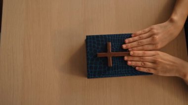 Haçla kutsal İncil 'i sadakat yemini etmek, bağlılık yemini etmek, mahkemede güvenilir bir tanık olmaktan nefret etmek için yemin etmek olarak kabul edin. Katolik inancı İncil 'i takip ediyor. Filizlenen