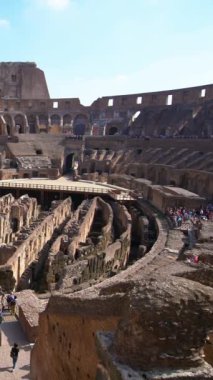 İtalya 'daki Roma Kolezyumu' nun içinde bir turist. Kolezyum, Antik Roma döneminde şehir merkezinde inşa edildi. İtalya 'nın en popüler turistik merkezlerinden biridir. .