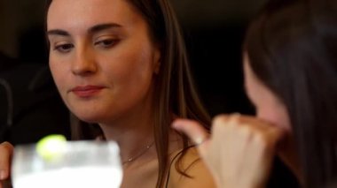 Yakından güzel bir kadın fermuarla margarita kokteylinin tadını çıkarıyor. Lezzetli bir barda arkadaşla canlı sohbetler kuruyor. Canlı bir gece kulübünde arkadaşlık kuruyor. Vinosity.