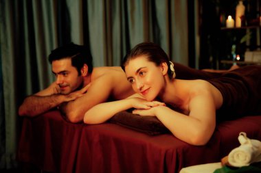 Kafkas çift müşterileri stres önleyici spa masajının keyfini çıkarıyorlar ve lüks otel veya otellerde sıcak mum ışığında güzellik derisi eğlenceleriyle şımartıyorlar. Sessiz.