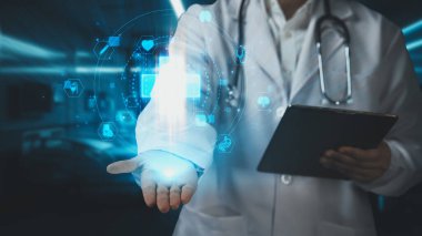 Doktor elinde tablet tutarken ve tıbbi haç ikonu hologramı tutarken yaklaş. Tıbbi araştırma ve teknoloji kullanarak, uzman pratisyen hekimlerin kontrol ve teşhisi. İyileştirici.
