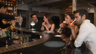 Kokteyl palomasıyla kadeh kaldıran bir çift ve lüks bir barda, canlı sohbetlerde eski moda arkadaşlarıyla Margarita içerken canlı bir gece kulübünde özel bir partiyi kutlayan bir çift. Vinosity.