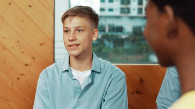 Grup terapisi sırasında çekici bir çocuk tecrübesini paylaşıyor. Etrafı çok kültürlü arkadaşlarla çevrili iken lise öğrencisi iyileşme sürecinden bahsediyor. Öğretim.