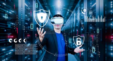 Güvenlik sistemi hologramında bekleyen ve veri merkezinde duran bir iş adamı. Yetenekli proje yöneticisi kimlik kontrolü ve ağ güvenliğine erişiyor. Yapay zeka. Yaratıcılık.