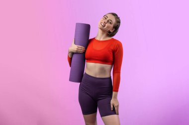 Vücut uzunluğunun tamamı atletik ve sportif genç bir kadının izole edilmiş arka planda egzersiz duruşu ile geçiyor. Sağlıklı aktif ve vücut bakımı yaşam tarzı.