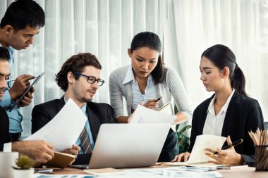 Ofis masasındaki finansal veri raporlarını analiz eden çeşitli bir grup iş analisti. Stratejik pazarlama planlaması için iş zekası analizi çizelgesi ve grafiği.