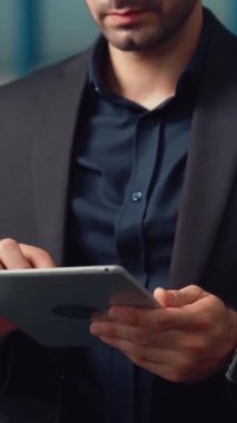 Fabrika müdürü depoda ya da fabrikada tablet bilgisayar kullanıyor. Sanayi ve tedarik zinciri yönetim kavramı .