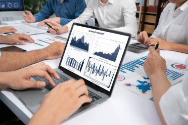 Analist ekibi, mali verileri analiz etmek için BI Fintech ekran dizüstünü kullanıyor. İş adamları BI yazılım teknolojisi torpido gücünün ticari pazarlama planlamasında kullanılacak gücü analiz ediyor. Tedbirli