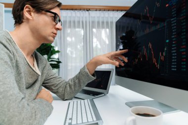 Akıllı yatırımcılar bilgisayar ekranlı ilginç borsa takasını işaret ediyorlar. Finansal teknoloji dinamik yatırım planı modern işyerindeki veri grafiğine odaklanıyor. Bireysel.