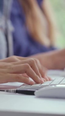 İş kadını el yazısını ve ofis masasındaki masaüstü bilgisayarını yakından çek. İş iletişimi ve işyeri kavramı.