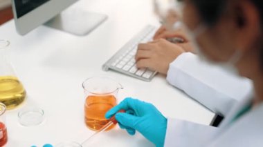 Bilimsel uzmanlığa, laboratuvar ekipmanlarına ve yenilikçi tıbbi biyoteknoloji yazılımına sahip laboratuvar sağlık araştırma ekibi yeni ilaçlar araştırıyor, tedavi geliştiriyor. Ağır çekim. Katı.