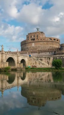 Roma 'da antik Roma' da inşa edilen Castel Sant Angelo ya da Hadrian Anıtmezarı, günümüzde Roma 'nın turistik merkezi konumundadır. Castel Sant Angelo bir zamanlar Roma 'nın en yüksek binasıydı..