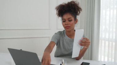 İnternet pazarından alışveriş yapan kadın modern yaşam tarzı için satış malzemeleri arıyor ve önemli siber güvenlik yazılımları tarafından korunan cüzdandan çevrimiçi ödeme için kredi kartı kullanıyor