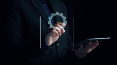 İş adamı ürün sertifikasını güvence altına alıyor ve önemli bir başarıyı simgeliyor. Ürün sertifikasını geçirerek kaliteye ve güvenilirliğe olan bağlılığını gösteriyor. Kullanıcı Kimliği