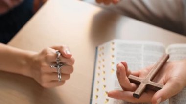 Hristiyan katolik takipçilerle dinsel bağlılık ve maneviyat duygusu doludur. Ağır çekimde Hıristiyan insanlar birlikte dua ederken el ele tutuşup grup duası yapıyorlar. Filizlenen
