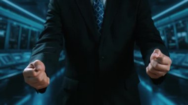 İş adamı siber güvenliğin özünü keşfeder. Siber koruma yöntemlerini, tehditleri derinlemesine araştır ve siber güvenlik duruşunu güçlendir. Siber güvenlik çağında UUID 'de gezinmek için gerekli
