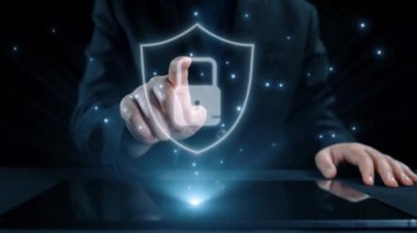 İş adamı siber güvenliğin özünü keşfeder. Siber koruma yöntemlerini, tehditleri derinlemesine araştır ve siber güvenlik duruşunu güçlendir. Siber güvenlik çağında UUID 'de gezinmek için gerekli