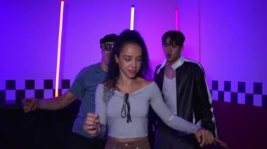 İspanyol sokak dansçısı kameraya bakarken mutlu insanlarla dans ediyor. Profesyonel oyuncu takımı müziğe yöneliyor ve stüdyoda eğlenceli ve çılgın step danslarıyla hareketli hareketler sergiliyor. Mutluluk.