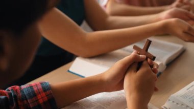 Hristiyan katolik takipçilerle dinsel bağlılık ve maneviyat duygusu doludur. Ağır çekimde Hıristiyan insanlar birlikte dua ederken el ele tutuşup grup duası yapıyorlar. Filizlenen