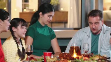 Aile, bahçede tatil kutlaması için bir araya geldi. Aile üyeleri, yemeğe. Açık hava kamp aktivitesi yemekle rahatlamak ve nesiller arası tatlı akrabalarla vakit geçirmek için. Uyumsuzluk.