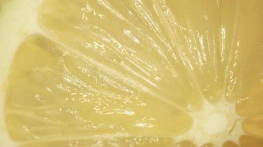 Bir limonun içine yakın çekim. Et kireç soluk sarı-yeşil bir renktir, kabuğun yanında daha koyu yeşil alanlar vardır. Canlı narenciye detaylarının büyüleyici keşfi. Limon dilimi. Geliştirilebilir.